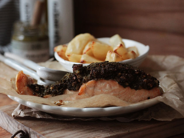 LOMOS DE SALMÓN CON COSTRA DE PESTO DE KALE  Y LIMA