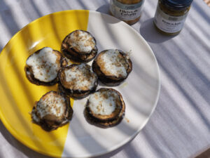 Receta de berenjenas con salsa de pesto kale y filetes de caballa