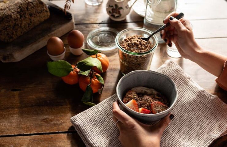 Desayuno con un bol de granola de trigo sarraceno