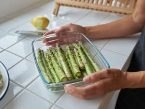 Receta de espárragos verdes con aceite de limón y dukkah nature