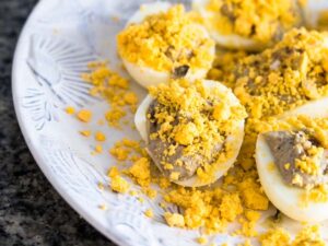 Plato con huevos rellenos de paté de sardinas