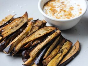 Palitos de berenjena al limón con salsa de yogur y dukkah